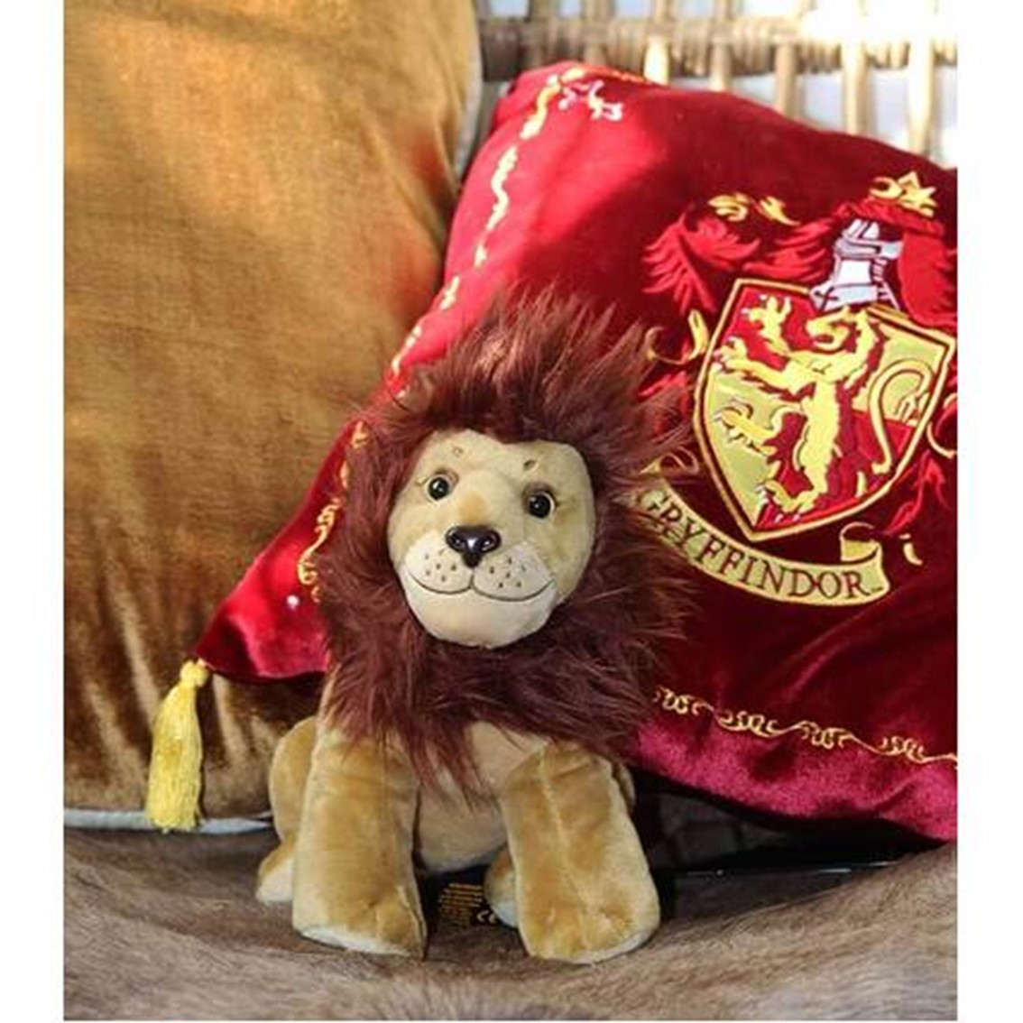 Figurica_Noble_Collection___Harry_Potter,_Maskota_i_jastuk_kuce_Gryffindor_1.jpg