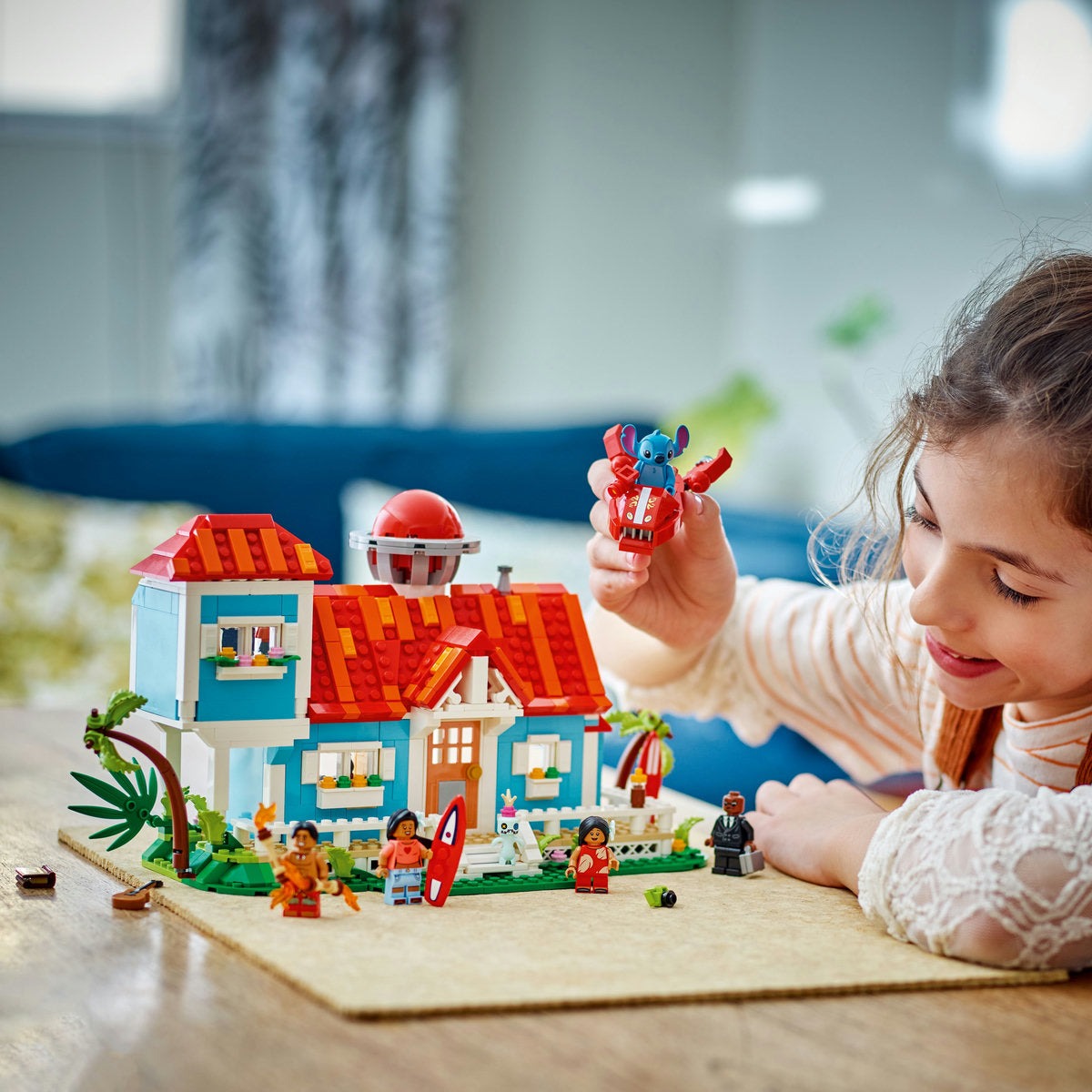 LEGO®_CLASSIC_43268_Lilo_i_Stitch_u_kuci_na_plazi_2.jpg