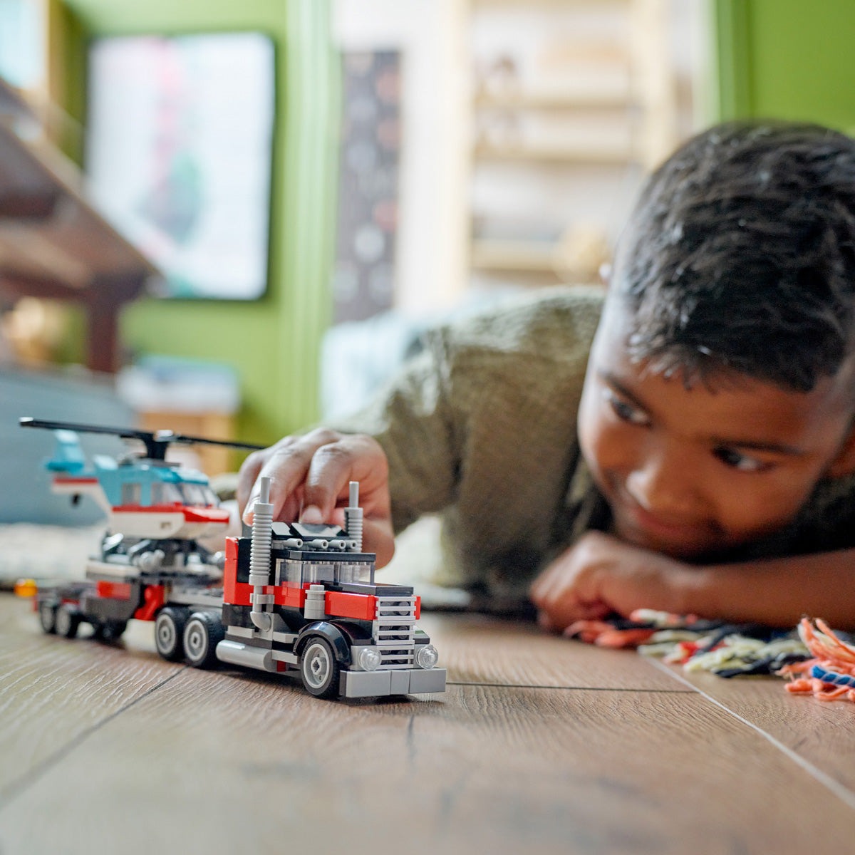 LEGO®_CREATOR_31146_Kamion_s_ravnom_prikolicom_i_helikopter_0.jpg