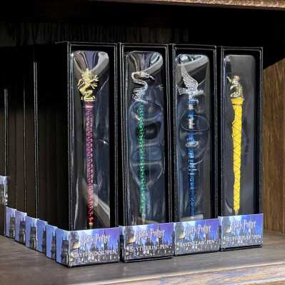 Figurica_Noble_Collection___HARRY_POTTER___HUFFLEPUFF_PEN_GOLD_PLATED_0.jpg