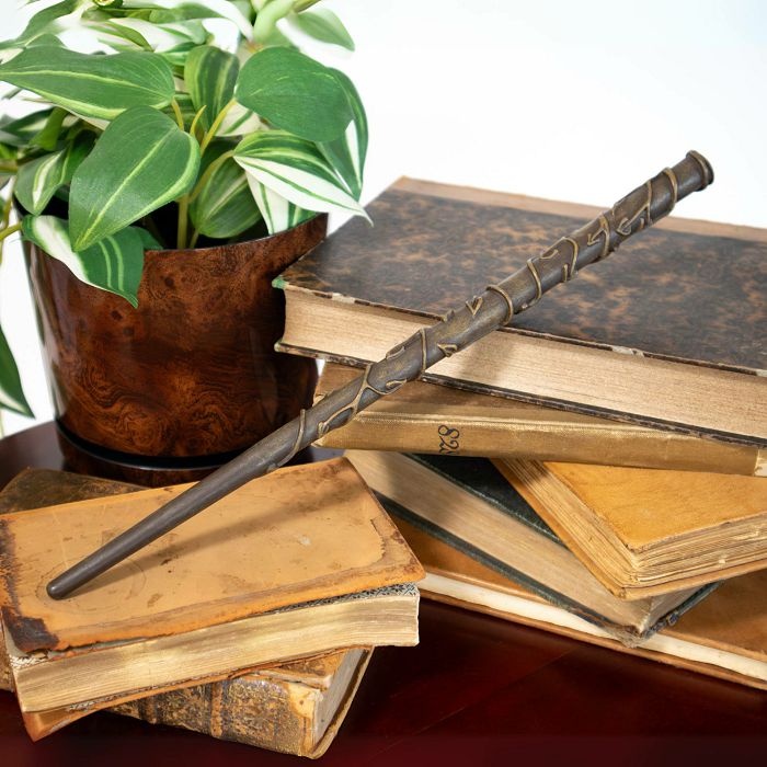 Figurica_Noble_Collection___Harry_Potter___Wands___Hermione_Grangers_Wand_2.jpg