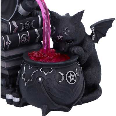 Kolekcionarska_figurica_Nemesis_Now_Cult_Cuties_Curious_Cauldron_0.jpg