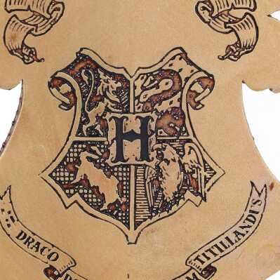 Viseci_ukras_Nemesis_Now_HARRY_POTTER_HOGWARTS_CREST__HANGING_ORNAMENT_8CM_0.jpg