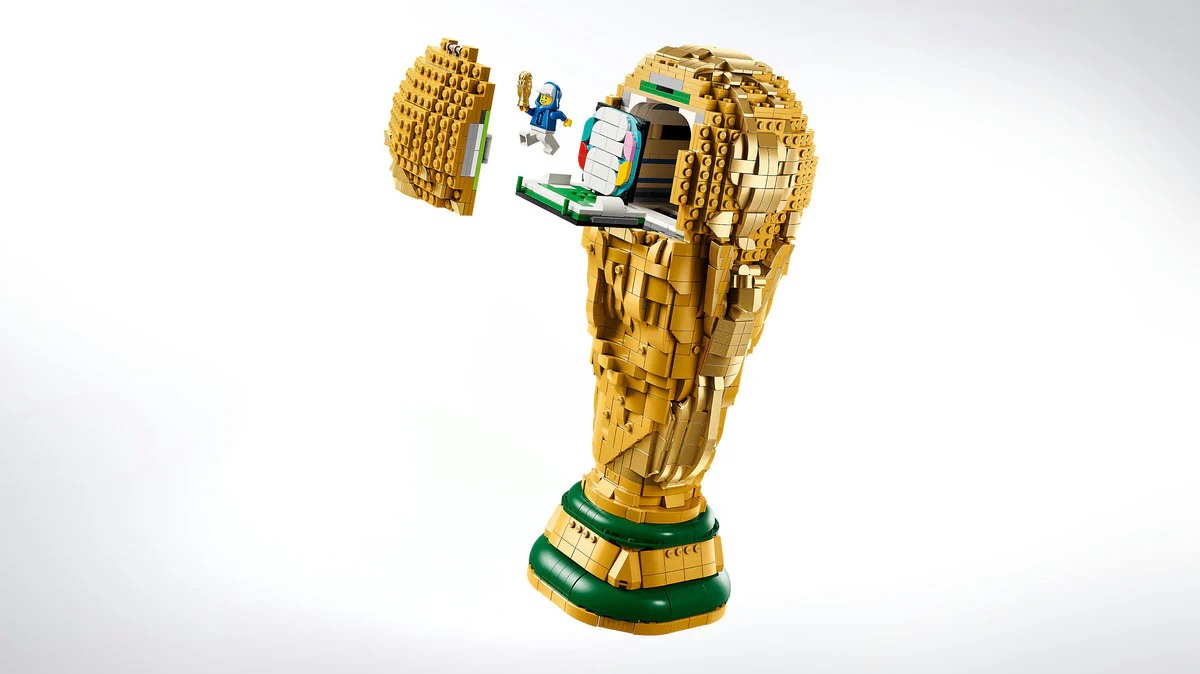 LEGO®_EDITIONS_FOOTBALL_43020_FIFA_World_Cup™_sluzbeni_trofej_1.jpg